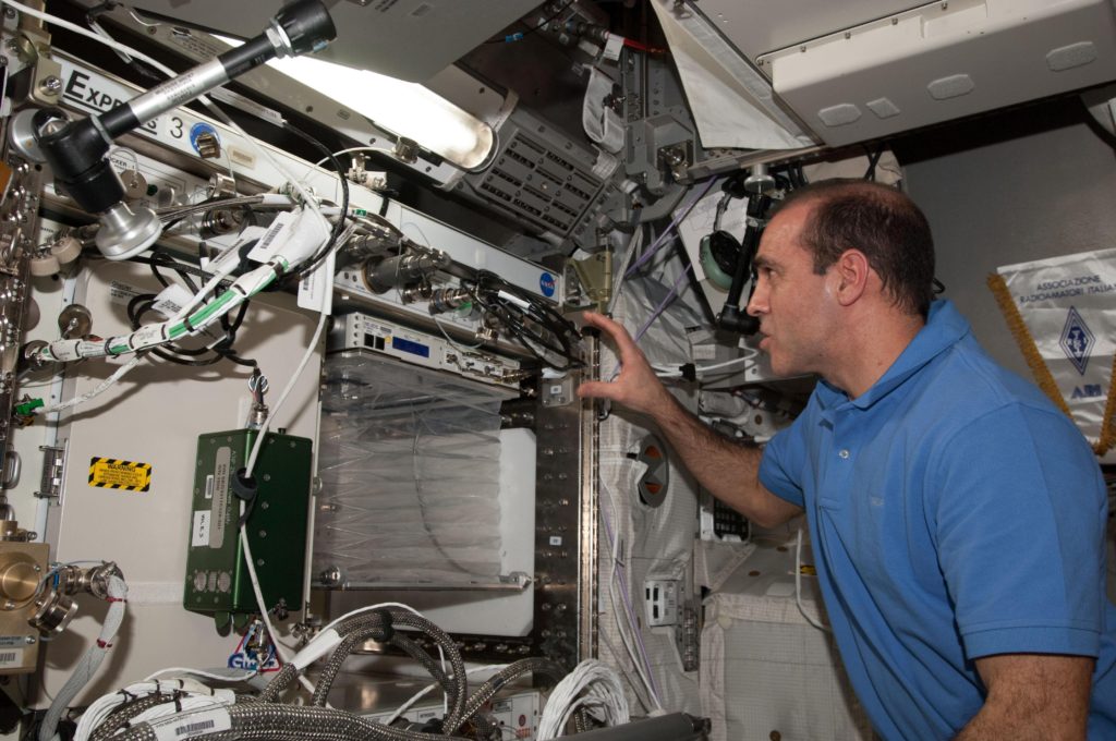 Machine used to grow food on the ISS